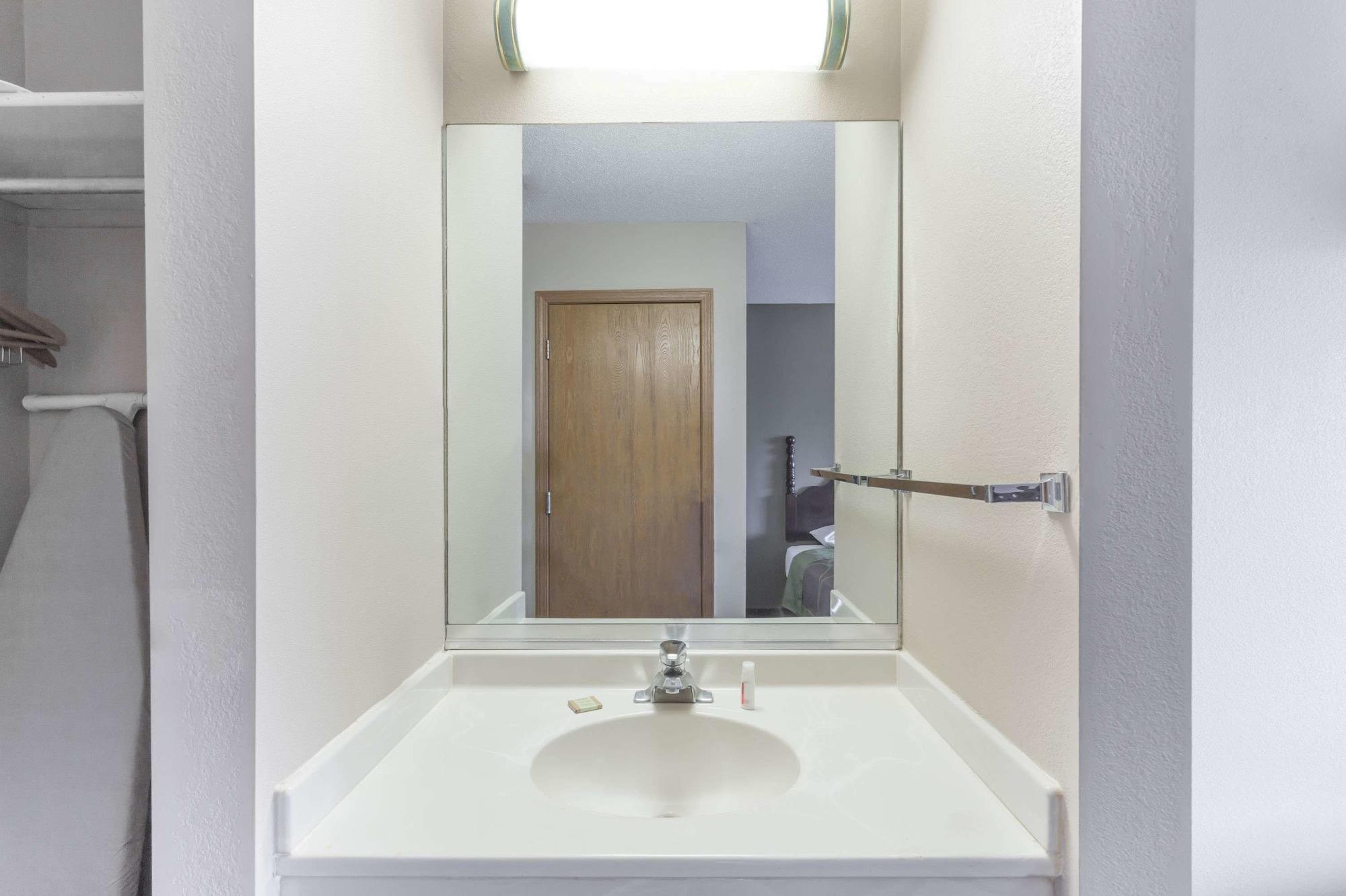 Super 8 By Wyndham Yorkville Luaran gambar
