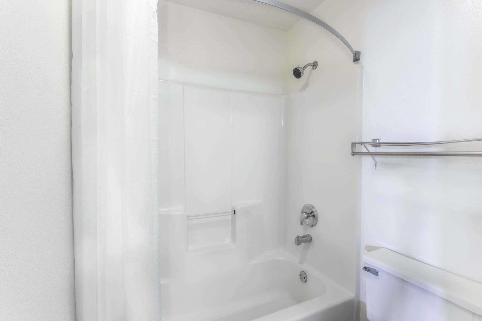 Super 8 By Wyndham Yorkville Luaran gambar